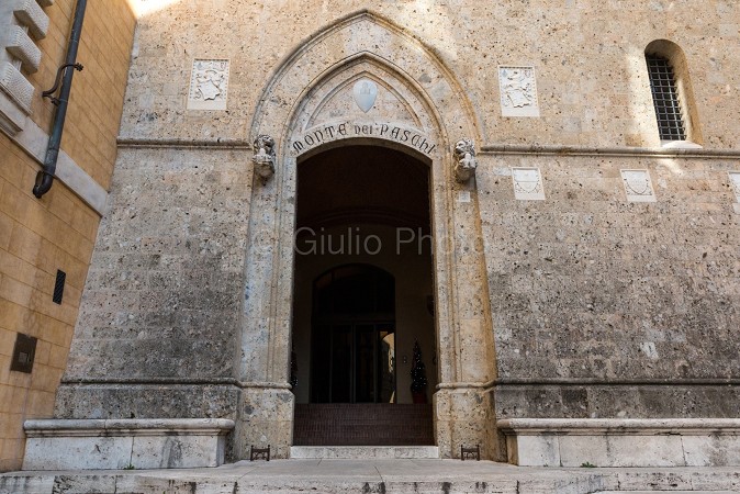 immagini di siena centro | monte dei maschi siena | monte dei paschi | foto di siena toscana |