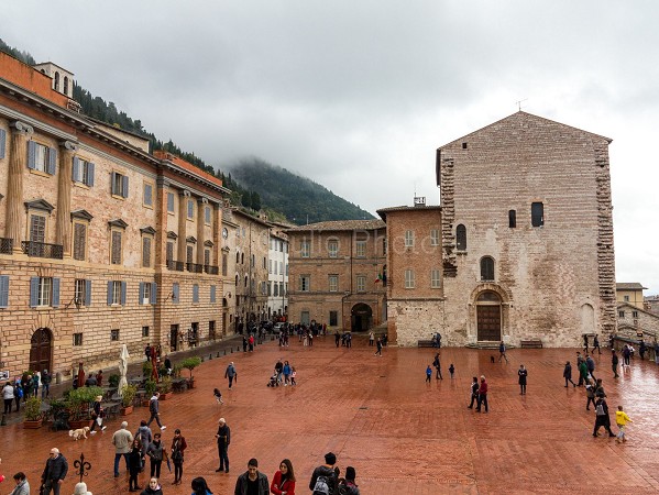 gubbio | umbria | italia | panorama | centro | don matteo | case | tetti | piazza | 